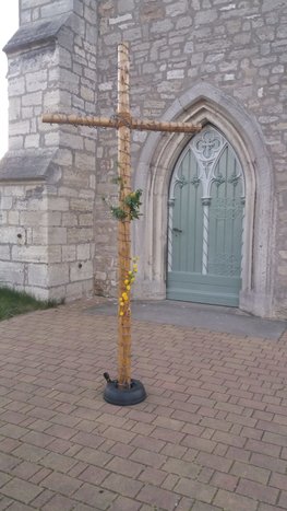 Ostern_2020_Osterkreuz_vor_der_Kirche_h.jpg