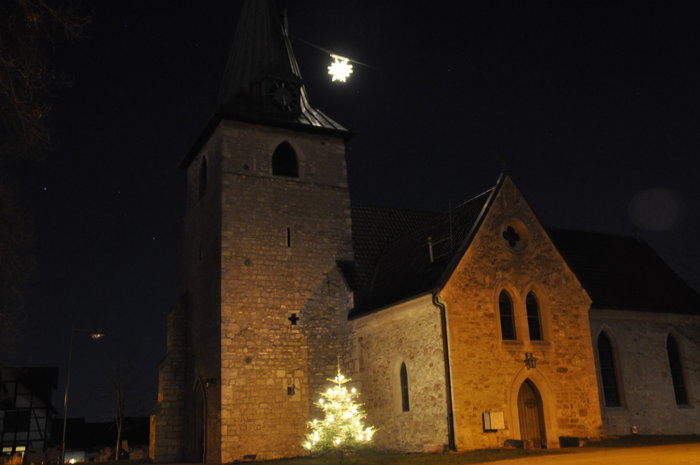 Weihnachten_2020_Kirche_aussen_Stern_Baum_leuchtend_q.JPG